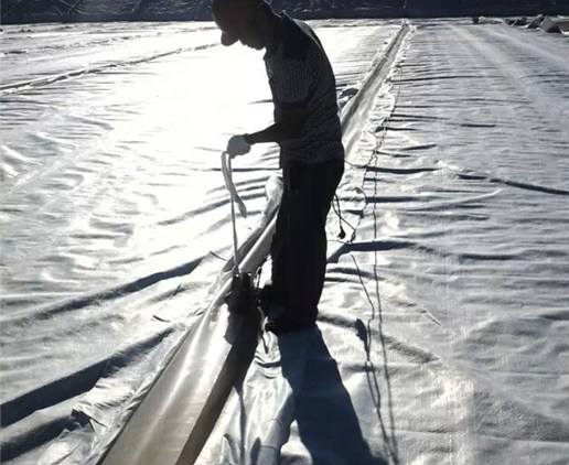 防滲膜的施工特點(diǎn)相應(yīng)的監(jiān)督檢查重點(diǎn)在哪？