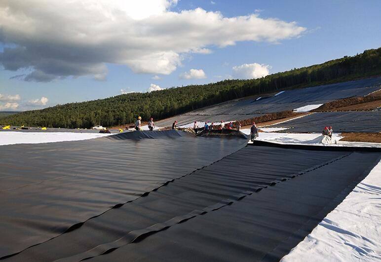 什么情況下土工膜的接縫長度應(yīng)該盡量減短？