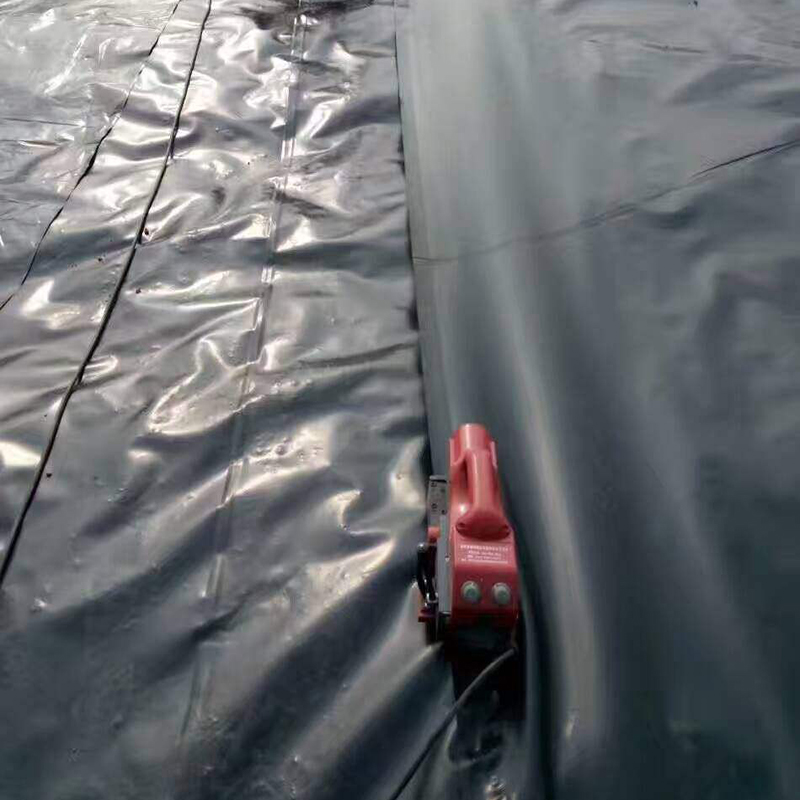 復合土工膜怎樣減少接縫數(shù)量？