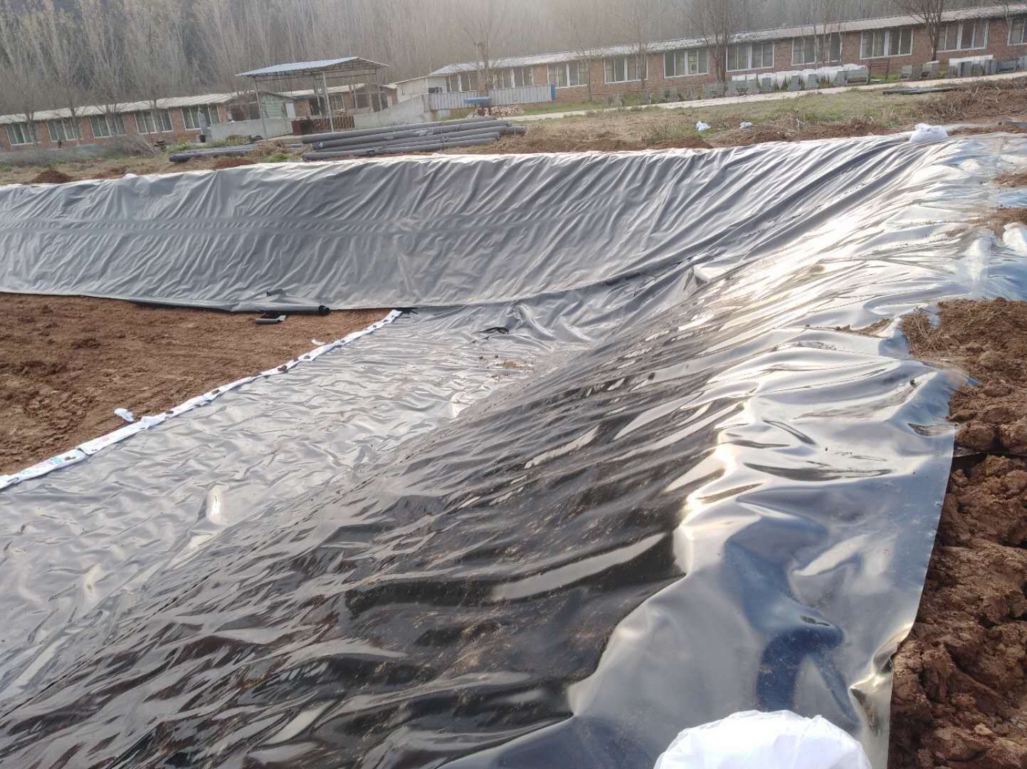 土工膜養(yǎng)殖如何設(shè)置防逃設(shè)施？