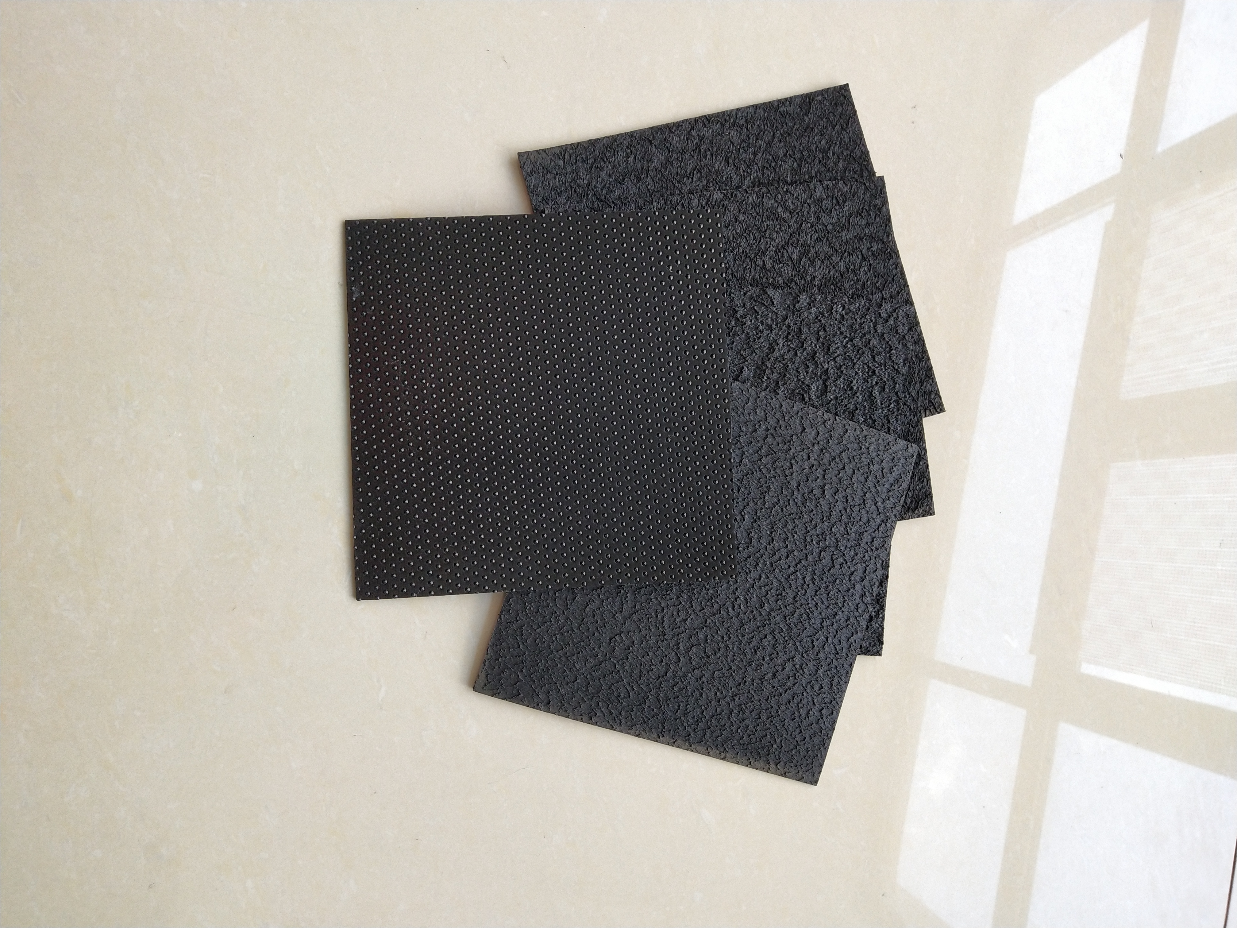 如何抑制糙面土工膜的伸長率？