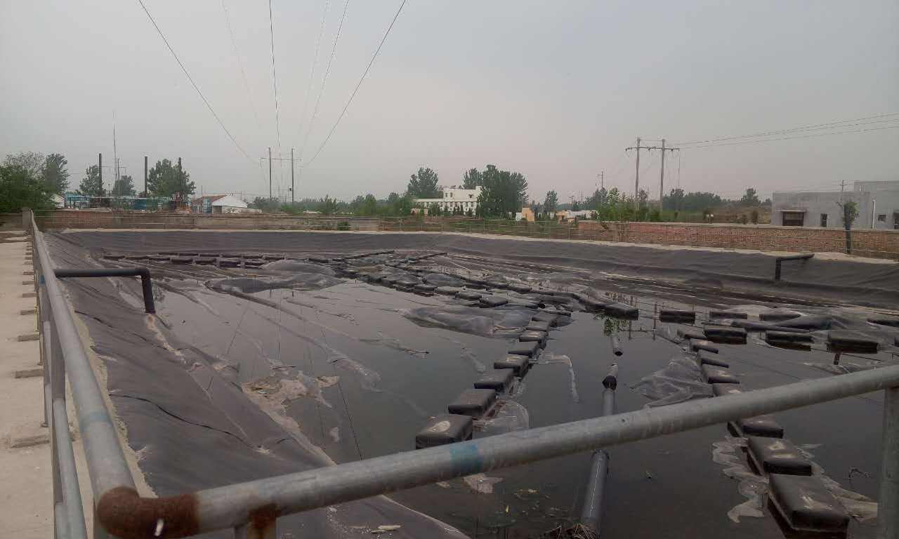 “黑膜沼液池”是由壩體、管道和HDPE膜組成的一種壩型結(jié)構(gòu)。其特點(diǎn)是:池內(nèi)儲(chǔ)水量大，污水停留時(shí)間長(zhǎng)，既可節(jié)約肥料成本，又有利于保護(hù)土地資源。